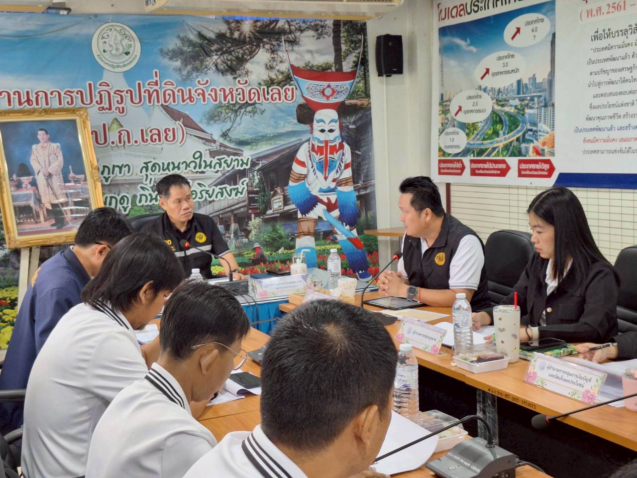 title - ผู้ตรวจราชการ ส.ป.ก. ลงพื้นที่จังหวัดเลย ประชุมติดตามความก้าวหน้าผลการดำเนินงาน พร้อมตรวจเยี่ยมให้กำลังใจเกษตรกรชาวสวนไม้ผล 
